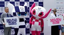 Maskot Olimpiade dan Paralimpik Tokyo 2020, Miraitowa (kiri) dan Someity (kanan) saat debut mereka di Tokyo, Jepang, Minggu (22/7). Sekitar 6,5 juta juta siswa ambil bagian dalam penentuan Maskot Olimpiade Tokyo 2020. (AP Photo/Eugene Hoshiko)