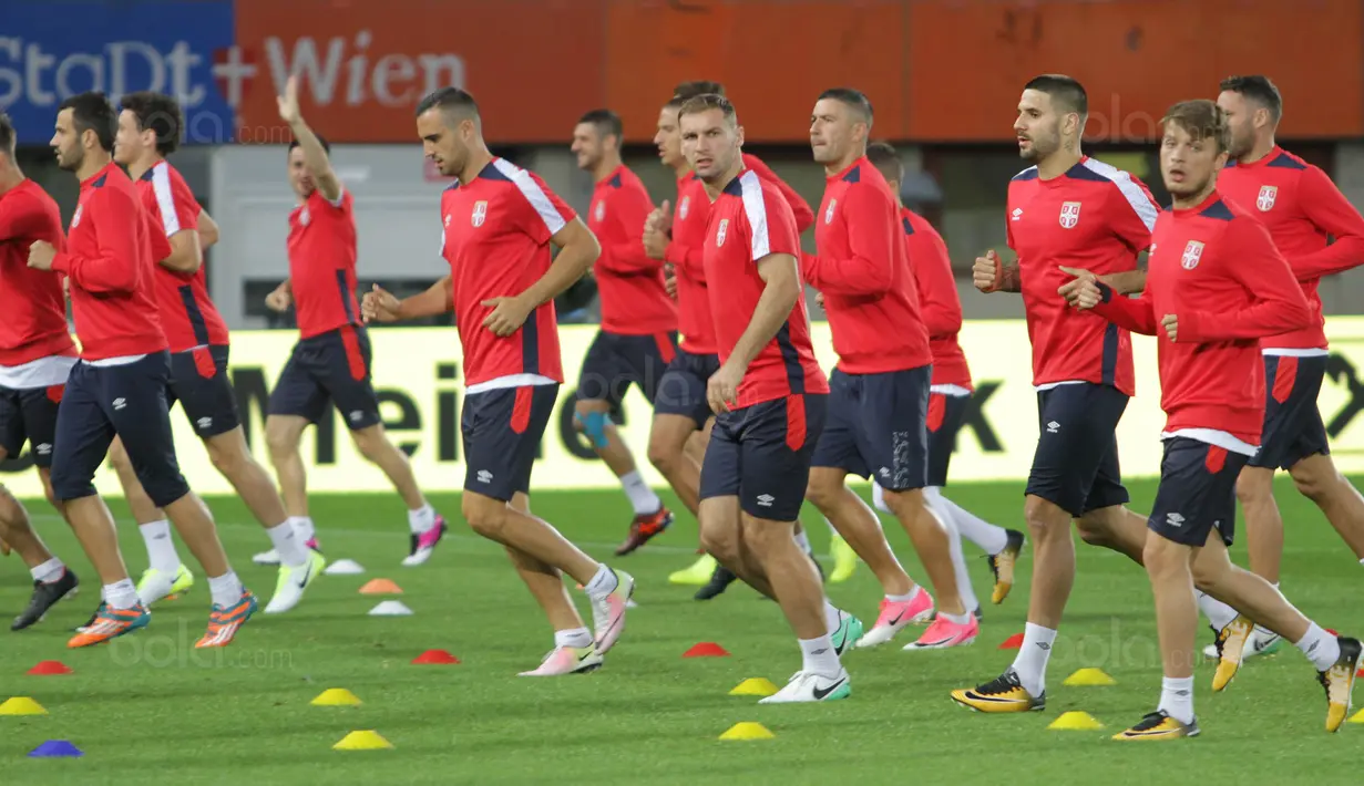Para pemain Serbia berlari ringan saat latihan di Stadion Ernst Happel, Wina, Kamis (5/10/2017). Serbia akan menghadapi Austria pada laga kualifikasi Piala Dunia 2018. (Bola.com/Reza Khomaini)