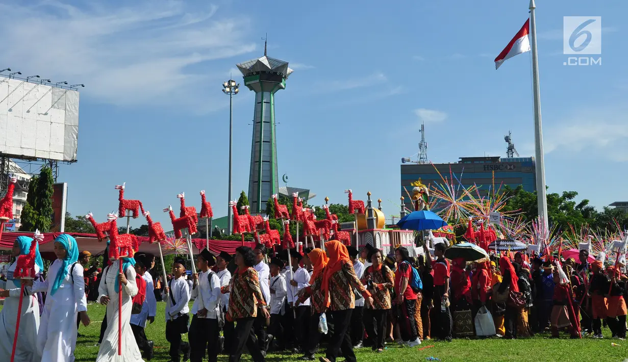 Sejumlah anak membawa patung hewan imajiner Warak saat mengikuti Karnaval Budaya Dugderan untuk menyambut datangnya bulan suci Ramadan di Lapangan Simpang Lima Semarang, Jumat (3/5/2019). Karnaval yang melibatkan kurang lebih 2.500 peserta itu digelar tanggal 3 Mei dan 4 Mei. (Liputan6.com/Gholib)