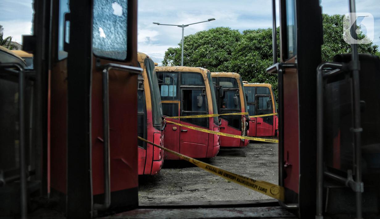 Deretan bus Transjakarta terbengkalai saat terparkir di area Terminal Terpadu Pulo Gebang, Jakarta Timur, Selasa (11/4/2023). (merdeka.com/Iqbal S. Nugroho)