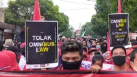 Massa Aliansi Malang Melawan menyuarakan penolakan UU Cipta Kerja di Kota Malang pada Selasa, 20 Oktober 2020 (Liputan6.com/Zainul Arifin)