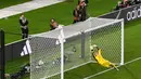 Kiper Timnas Spanyol, Catalina Coll, berhasil menepis bola tendangan dari pemain Timnas Inggris dalam pertandingan final Piala Dunia Wanita 2023 yang berlangsung di Stadium Australia, Sydney, Minggu (20/8/2023). (AFP/Saeed Khan)