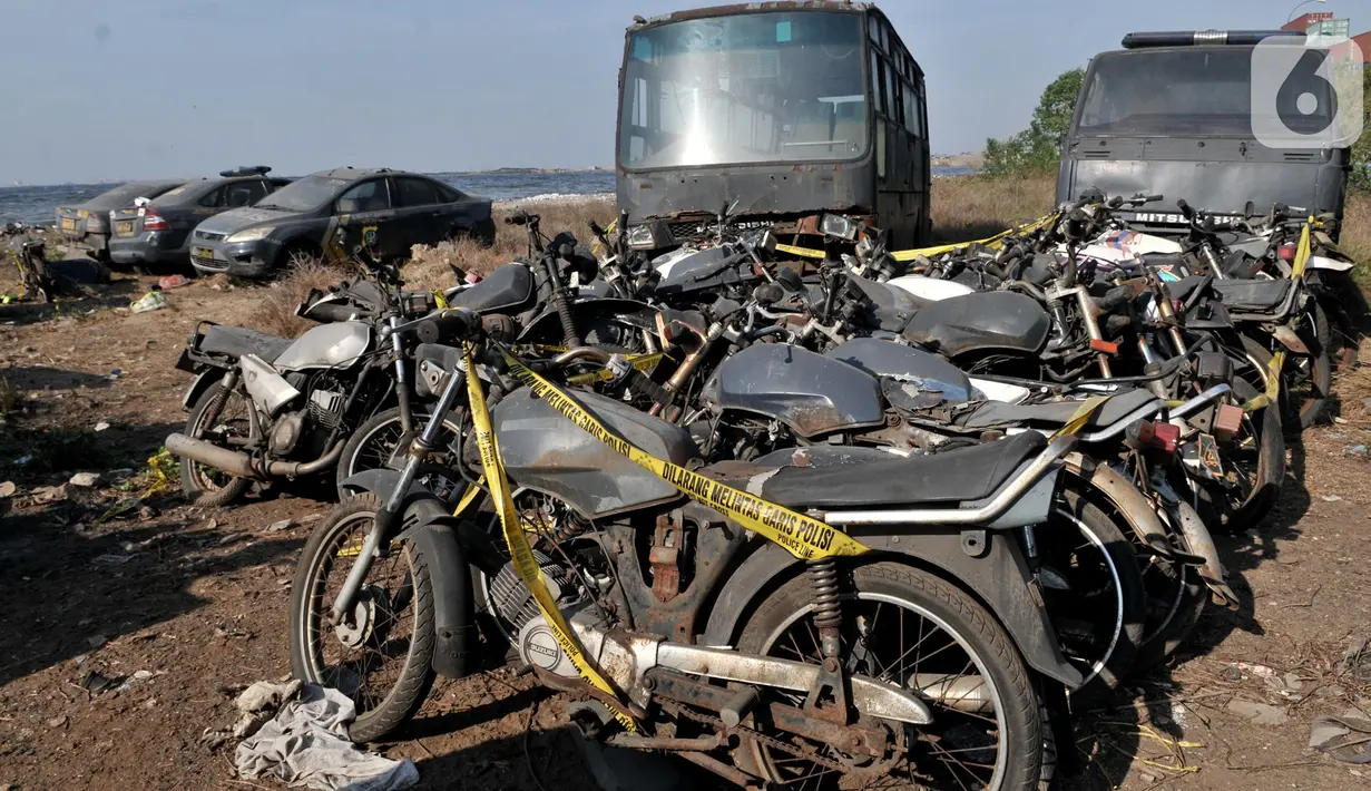 Kendaraan dinas kepolisian berada di pesisir Marunda, Jakarta, Selasa (22/10/2019). Puluhan kendaraan bermotor yang terdiri dari mobil, bus, dan sepeda motor milik Polres Jakarta Utara itu sengaja ditempatkan di pesisir karena sudah rusak dan tidak lagi dapat digunakan. (merdeka.com/Iqbal Nugroho)