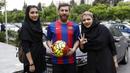 Reza Parastesh, seorang warga Iran yang memiliki wajah mirip Lionel Messi diajak foto bareng oleh warga di jalanan Tehran, Iran, Senin (8/5/2017). (AFP/Atta Kenare)