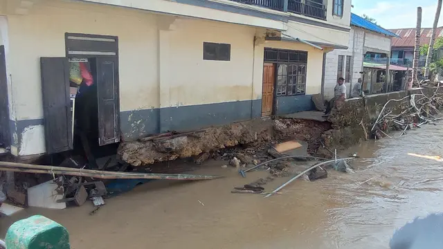 Banjir Kota Kendari merendam ribuan rumah, bantuan  Pemprov Terhambat data jumlah korban.