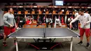 Pemain Atlanta Falcons, Andy Levitre (kiri) bermain tenis meja dengan rekan setimnya Josh Harris di ruang ganti di fasilitas latihan NFL football di Flowery Branch, Ga (26/1). Sebelum bertanding para pemain bermain tenis meja. (AP Photo/David Goldman)