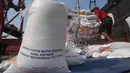 Beras asal Vietnam tiba di Pelabuhan Tanjung Priok, Jakarta, Kamis (12/11). Beras impor sebanyak 27 ribu ton tersebut direncanakan pemerintah untuk menjaga kestabilan persediaan beras nasional. (Liputan6.com/Angga Yuniar)