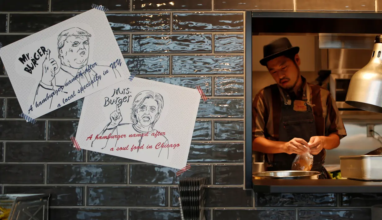 Koki J.S. Burgers Cafe, Yasuhito Fukui menyiapkan Mr. and Mrs. Burger bertema Capres AS Hillary Clinton dan Donald Trump di hamburger joint, Jepang (7/10). Memeriahkan pilpres AS, kafe di Tokyo ini membuat menu yang unik. (REUTERS/Megumi Lim)