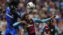 Duel perebutan bola antara Romelu Lukaku dengan Matthew Lowton pada pertandingan Liga Inggris antara Chelsea melawan Aston Villa di Stadion Stamford Bridge, London Rabu 21 Agustus 2013. (AFP/Carl Court)