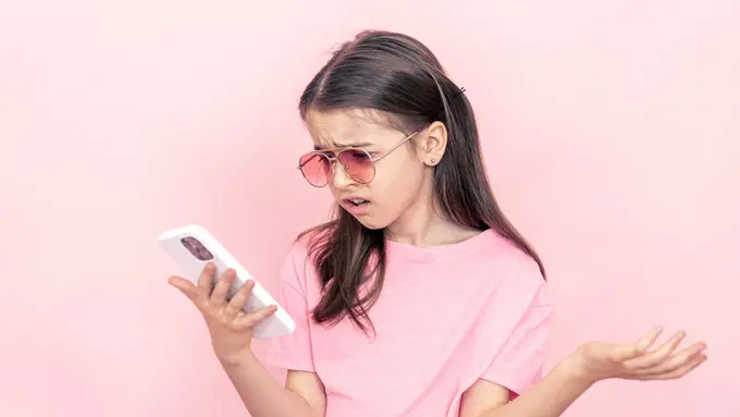 Hindari Overstimulasi Gadget pada Anak dengan 9 Tips Parenting Ini