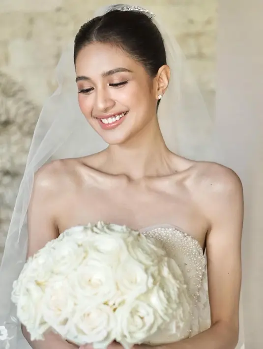 Cantiknya Mikha Tambayong di hari pernikahannya pada bulan Januari lalu. Ia juga dimakeup oleh Eva Lovira, membuat Mikha tampil glowing dan manglingi luar biasa. [Foto: Instagram/evalovira]