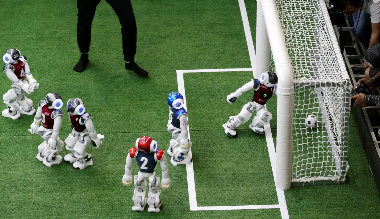 Pemain sepak bola robot dari tim SJTU mencetak gol ke gawang SPQR dalam pertandingan RoboCup Asia-Pacific Tianjin Invitational Tournament 2019 di Tianjin, China, Jumat (17/5/2019). (REUTERS/Jason Lee)