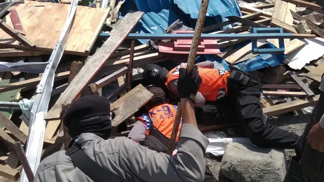 Tim unit K9 Direktorat Polda Sulsel saat mengevakuasi korban gempa Palu yang tertimbun reruntuhan gedung (Humas Polda Sulsel/ Eka Hakim)