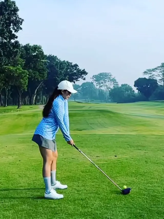 7 Potret Ussy Sulistiawaty saat Main Golf, Tampil Stylish