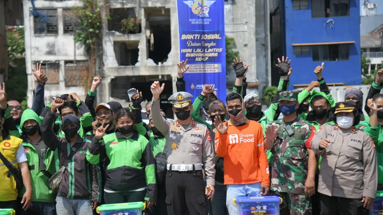 Korps Lalu Lintas (Korlantas) Polri membagikan 107.200 paket sembako kepada masyarakat yang membutuhkan. Aksi sosial ini dilakukan dalam rangka peringatan HUT Korlantas Polri ke-67.