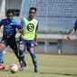 Pemain Persib Bandung Omid Nazari berebut bola dengan Zulham Zamrun dalam sesi gim internal di Stadion Gelora Bandung Lautan Api, Sabtu (22/8/2020). (MO Persib Bandung)