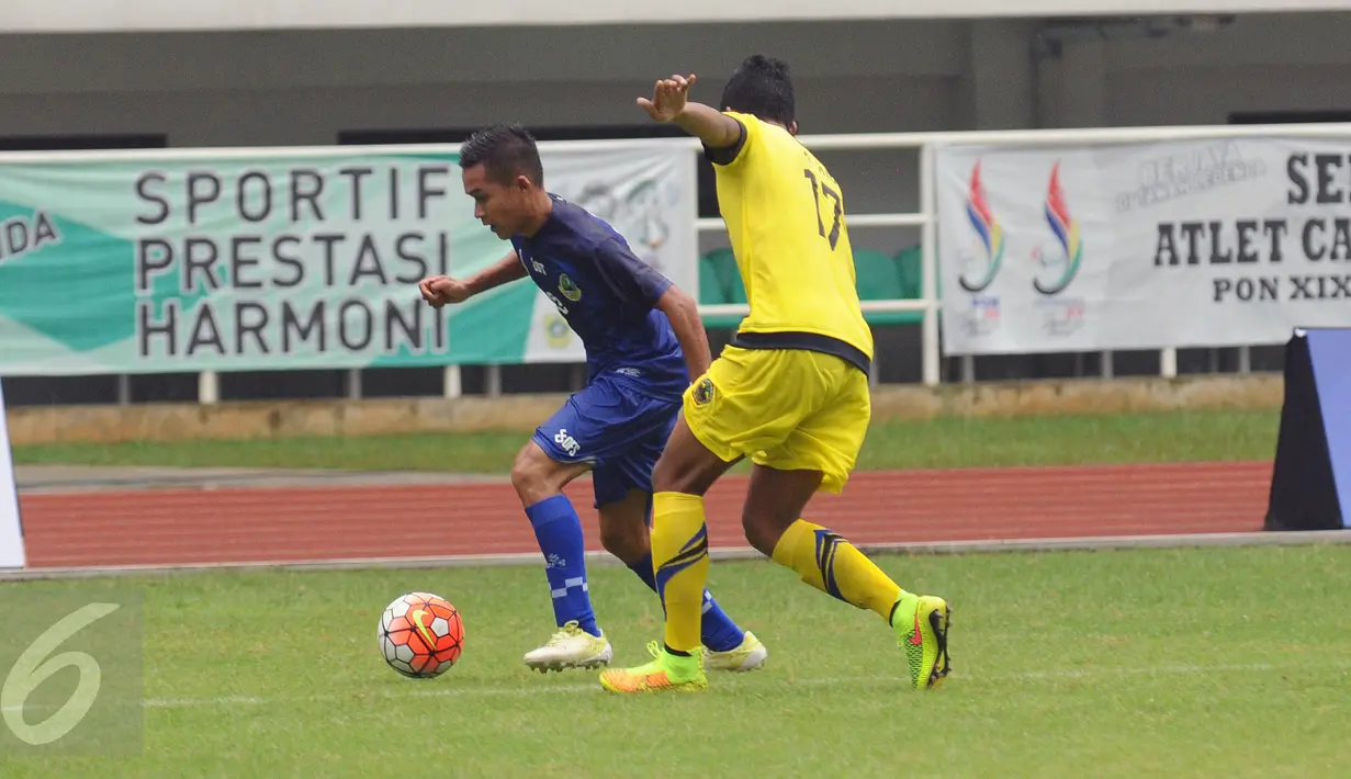 Bek Jawa Tengah, M Rio Saputra (kanan) menghalangi pergerakan pemain Jawa Barat di laga perdana sepakbola Grup A PON XIX Jabar di Stadion Pakansari, Bogor, Rabu (14/6). Jabar unggul 2-1 atas Jateng. (Liputan6.com/Helmi Fithriansyah)