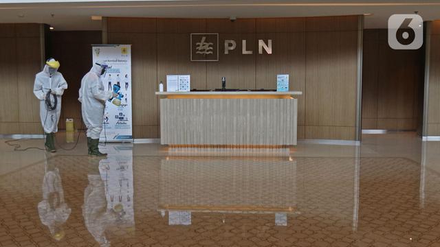 PLN Sterilkan Kantor Pusat dengan Semprot Disinfektan