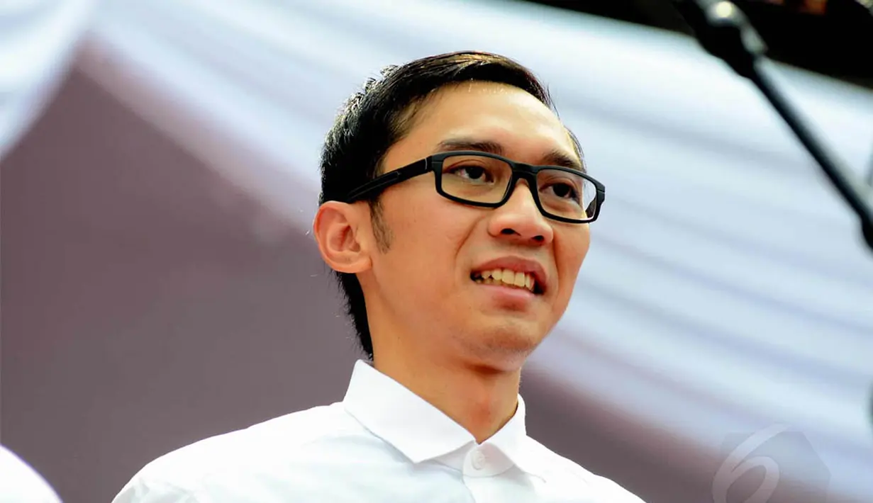 Dari puluhan ribu pendukung Prabowo-Hatta, tampak kader Demokrat Edhi Baskoro Yudhoyono atau yang akrab disapa Ibas dengan berseragam putih berlogo Garuda di dada kanan (Liputan6.com/Faizal Fanani)