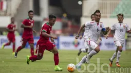 Pemain Timnas Indonesia U-22 Febri Haryadi berusaha melewati hadangan pemain Myanmar pada laga uji coba di Stadion Pakansari, Selasa (21/3/2017). Indonesia sementara bermain imbang 1-1. (Bola.com/Vitalis Yogi Trisna)
