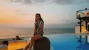 Tampil simpel saat berada di resort mewah Uluwatu, Bali, gaya penampilan Michelle Ziudith sangat curi perhatian. Gaya santainya di pinggir pantai ini sangat menawan dan disebut netizen cantik memesona. (Liputan6.com/IG/@michelleziu)