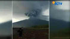 Sejumlah warga bahkan nekat menyentuh material lumpur Gunung Agung yang beraroma belerang itu.