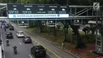 Kendaraan melintas di bawah alat electronic road pricing (ERP) di Jalan Medan Merdeka Barat, Jakarta, Senin (13/11). Pemprov DKI Jakarta akan melakukan uji coba coba sistem jalan berbayar atau ERP secara. (Liputan6.com/Angga Yuniar)