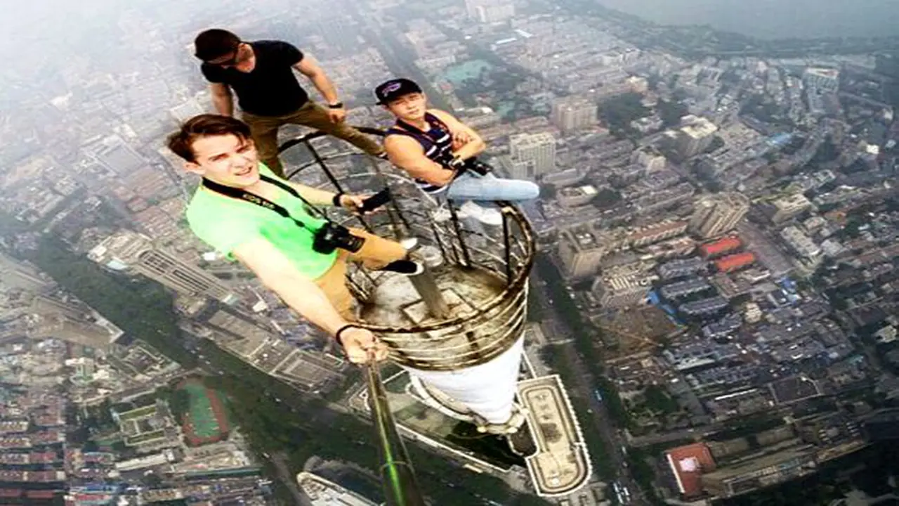 Tanpa Pengaman, Penjelajah Kota Berburu Selfie ke Pencakar Langit