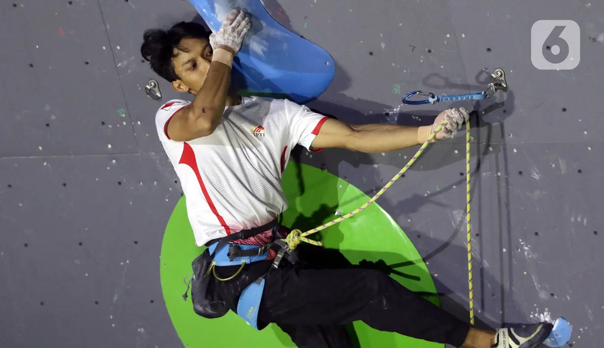 Atlet panjat tebing putra Indonesia, Raviandi Ramadhan saat berlaga di babak final kategori lead Kejuaraan Dunia Panjat Tebing 2022 seri Jakarta, Senin (26/9/2022). Raviandi Ramadhan menempati posisi kedelapan dengan poin 22+ di final lead putra Kejuaraan Dunia Panjat Tebing 2022 seri Jakarta. (Liputan6.com/Helmi Fithriansyah)