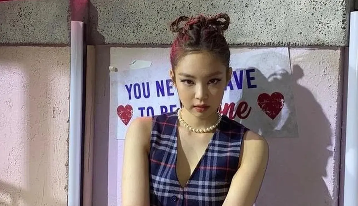 Kali ini rambut cokelat Jennie membuat beberapa kepang rambut kecil di area tengah rambutnya, kemudian diikat jadi satu dengan aksen high ponytail. (@jennierubyjane)