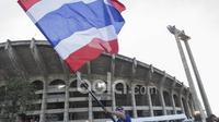 Fans Thailand mengibarkan bendera negaranya siap meramaikan laga final leg kedua Piala AFF 2016 di Stadion Rajamangala, Thailand. (Bola.com/Vitalis Yogi Trisna)