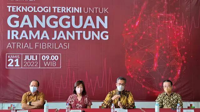 Mantan dokter kepresidenan Republik Indonesia, Muhammad Yamin (memegang mic) membuka Pusat Layanan Jantung dan Pembuluh Darah My Cardia di Eka Hospital BSD.