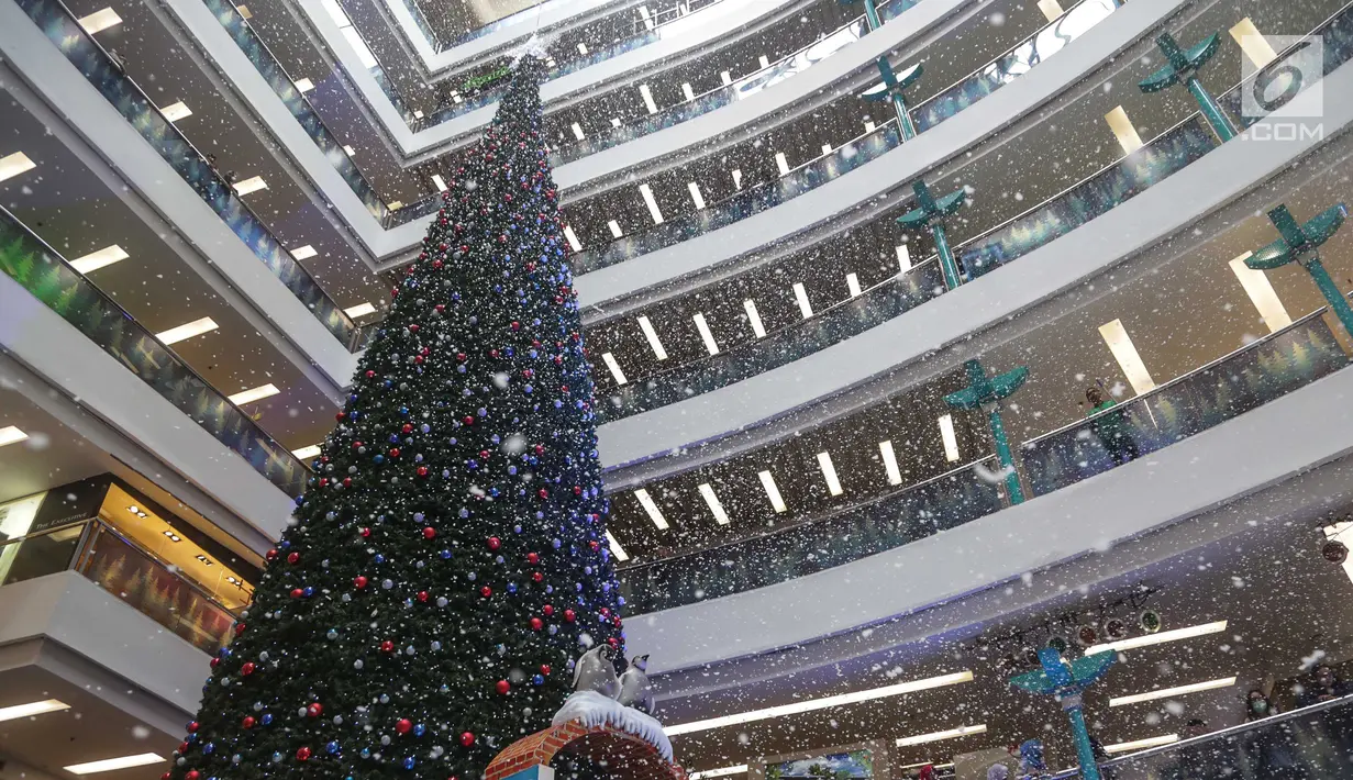 Butiran salju turun di atas Snow Playland yang ada di Mall Ciputra, Jakarta, Selasa (19/12). Salju tersebut terbuat dari nitrogen yang sudah melalui proses high technology dan kandungannya setara air mineral yang siap minum. (Liputan6.com/Faizal Fanani)
