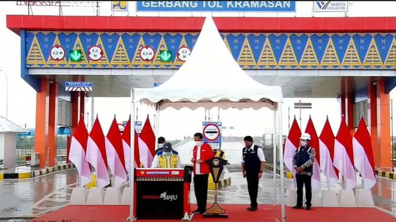 Presiden Joko Widodo (Jokowi) meresmikan Jalan Tol Kayu Agung-Palembang, Ogan Ilir, Palembang, Selasa (26/1/2021).