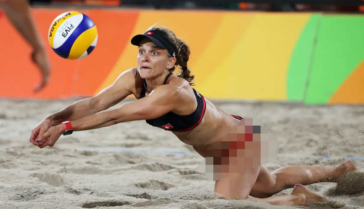 Atlet Voli Pantai asal Swiss, Nadine Zumkehr berusaha mengambil bola saat berlaga di Olimpiade Rio 2016, Brasil pada 13 Agustus 2016. (REUTERS / Adrees Latif)