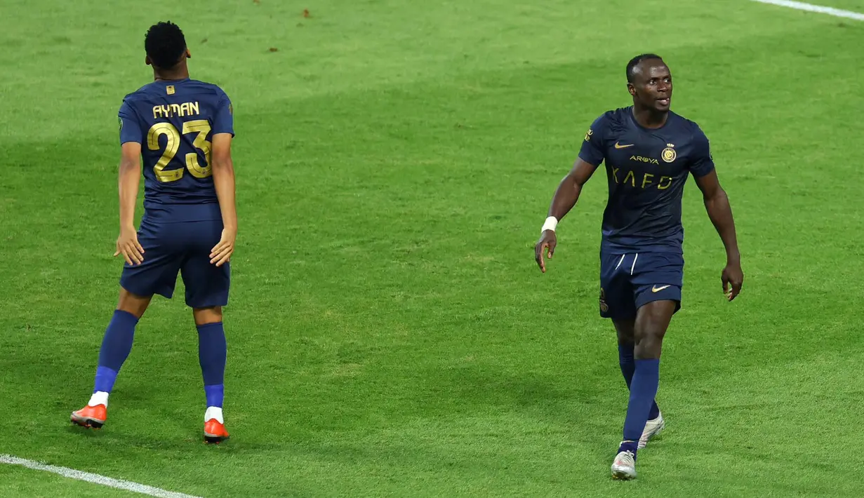 Pemain Al-Nassr, Sadio Mane (kanan) melakukan selebrasi bersama Ayman Yahya setelah mencetak gol ke gawang Al-Ettifaq pada laga Piala Raja Arab Saudi 2023 yang berlangsung di Awwal Park Stadium, Ryadh, Arab Saudi, Rabu (01/11/2023) dini hari WIB. Mane sukses mencetak gol penentu kemenangan setelah berhasil memanfaatkan umpan dari Ayman Yahya pada menit ke-107. (Twitter/@AlNassrFC)