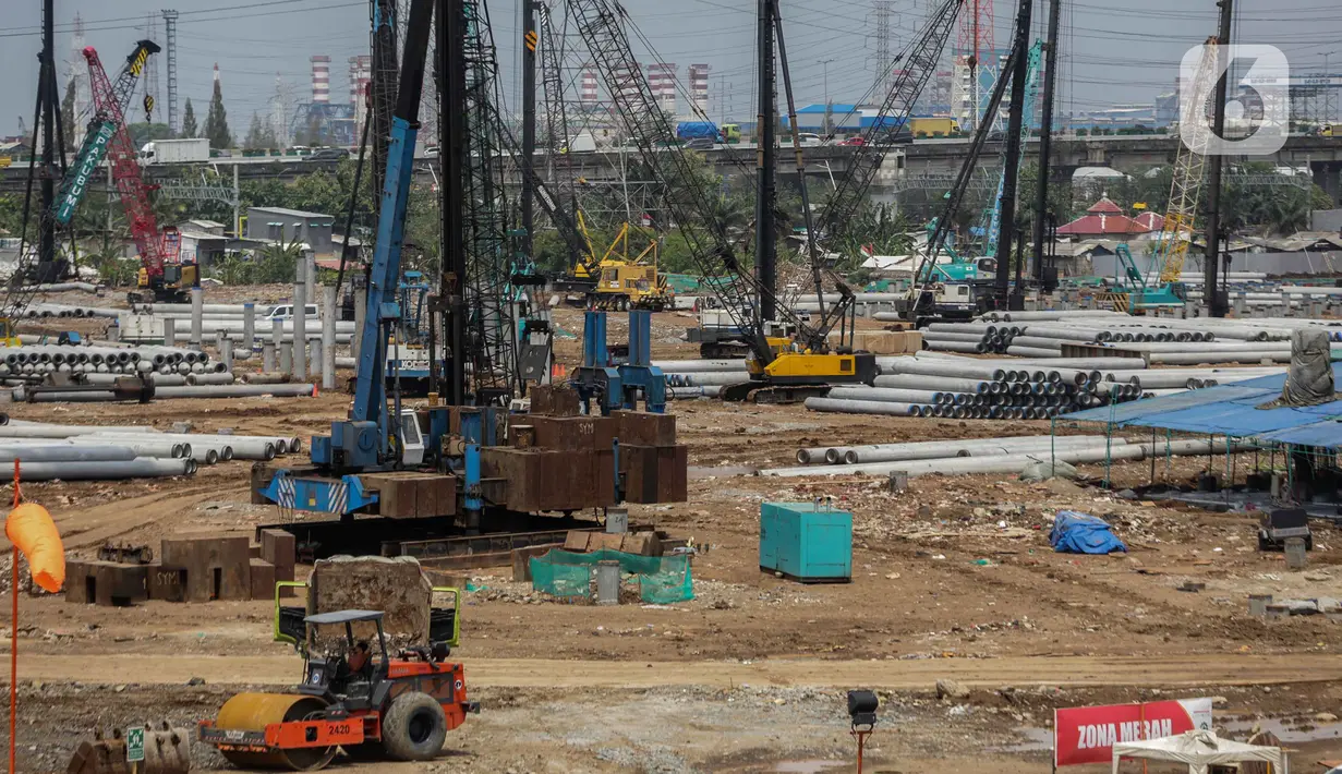 Suasana proyek pembangunan Jakarta International Stadium (JIS) atau Stadion BMW di kawasan Papanggo, Tanjung Priok, Jakarta, Senin (2/12/2019). Pembangunan proyek Stadion BMW telah mencapai tahap pemasangan tiang pancang di struktur bawah yang ditarget selesai akhir 2019. (Liputan6.com/Faizal Fanani