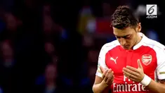 Mesut Ozil ternyata mengikuti berita gempa bumi yang mengguncang Lombok, Nusa Tenggara Barat. Gelandang Arsenal itu punmengirimkan dukungan bagi korban lewat akun twitternya.