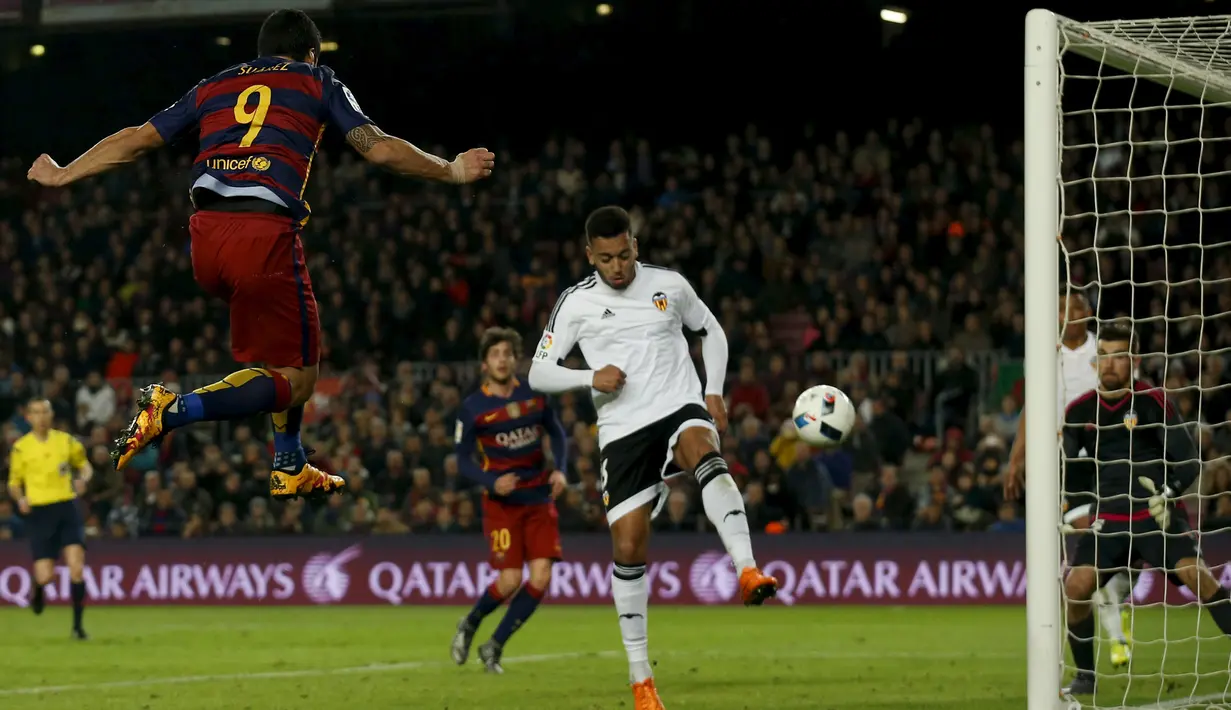Aksi Luis Suarez saat menendang bola ke arah penjaga gawang Valencia, Mathew Ryan pada piala Copa del Rey melawan Valencia di Stadion Camp Nou, (3/2/2016). Barcelona menang telak atas Valencia dengan skor 7-0. (REUTERS/Albert Gea)