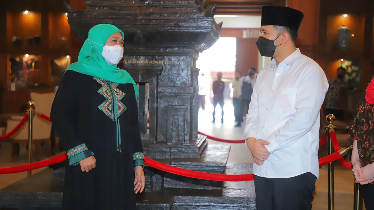 Khofifah disambut Emil Dardak di Surabaya usai pulang ibadah haji. (Dian Kurniawan/Liputan6.com)