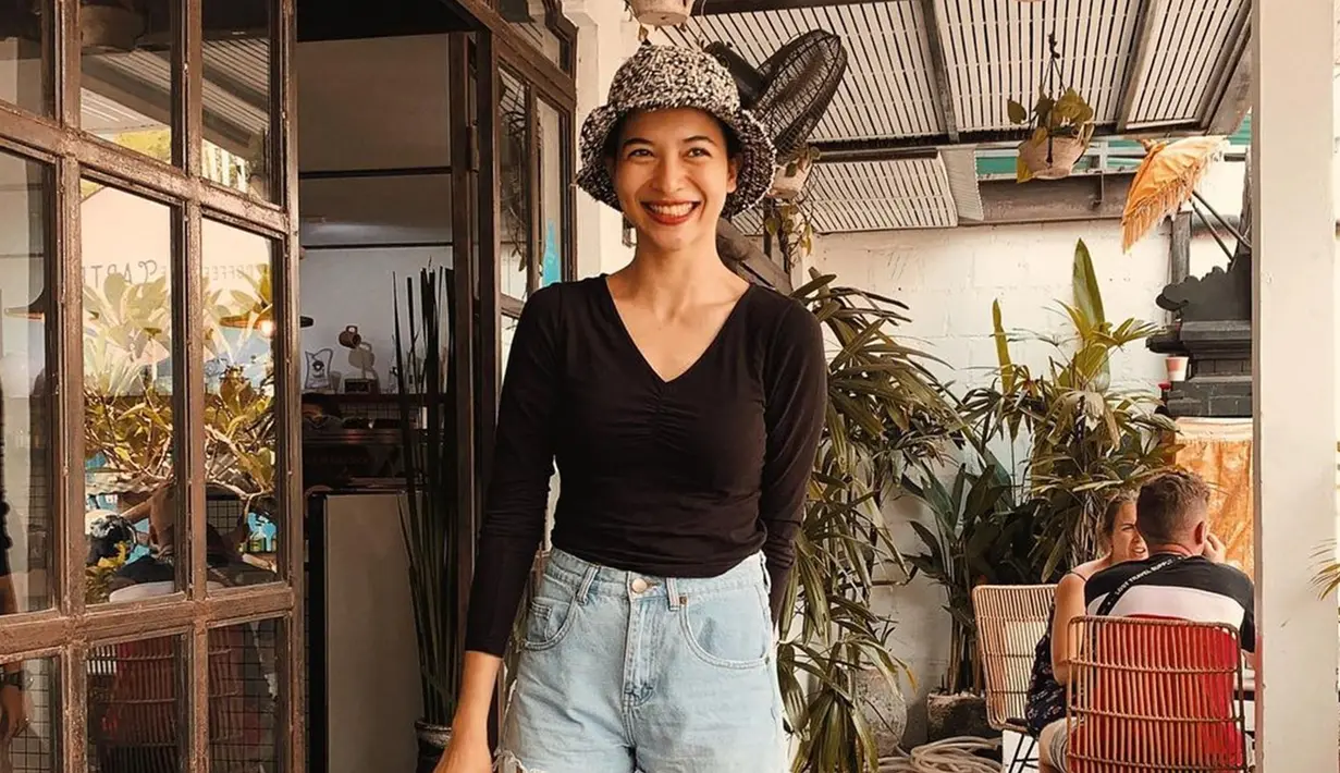 Menggunakan kaus bermodel V neck yang dipadukan celana jeans, penampilan Putri Marino satu ini cocok digunakan saat berlibur. Bahkan, topi yang ia pakai menambah detail dalam penampilannya. (Liputan6.com/IG/@putrimarino)
