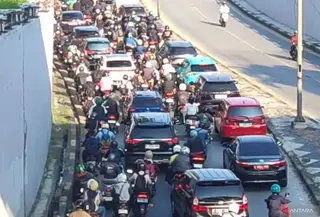 Jalanan Jakarta Timur Macet Total  (AntaraNews)