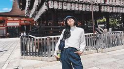 Penampilan pelantu Perahu Kertas selama di negeri Sakura juga tak lepas dair perhatian netizen. Dirinya tampak memakai busana kasual namun tetap stylish. (Liputan6.com/IG/@maudyayunda)