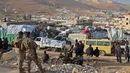 Pengungsi Suriah bersiap untuk meninggalkan Lebanon menuju wilayah Suriah melalui penyeberangan Wadi Hamid di Arsal (26/10/2022). Gelombang pertama pengungsi Suriah meninggalkan Lebanon hari ini menuju negara asal mereka, kata seorang fotografer AFP, langkah pertama dalam rencana pemulangan baru dikecam oleh kelompok hak asasi. (AFP Photo)