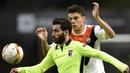 Pemain Shakhtar Donetsk, Maksym Malyshev (kanan), berebut bola dengan pemain Braga, Rafa, pada laga leg pertama perempat final Liga Europa, di Stadion AXA, Braga, Jumat (8/4/2016) dini hari WIB. (AFP/Francisco Leong)