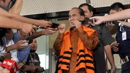 Dengan berurai air mata, Gubernur Riau Annas Maamun hanya bisa meminta maaf tak dapat menjelaskan apa-apa kepada wartawan, Jakarta, (8/10/14). (Liputan6.com/Miftahul Hayat) 