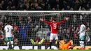 Penyerang MU, Zlatan Ibrahimovic melakukan selebrasi usai mencetak gol keduanya ke gawang West Ham United di perempat final Piala Liga (EFL Cup) di Stadion Old Trafford, Inggris, (1/12). MU menang telak atas West Ham 4-1. (Reuters/Jason Cairnduff)