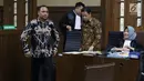 Terdakwa dugaan korupsi pengadaan lahan Bandara Bobong Maluku Utara, Zainal Mus (kiri) dan Ahmad Hidayat Mus usai menjalani sidang lanjutan di Pengadilan Tipikor, Jakarta, Kamis (20/12). Sidang mendengar keterangan saksi. (Liputan6.com/Helmi Fithriansyah)