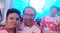 Atlet Hearthstone Indonesia, Jothree (kiri) berpose dengan Menpora, beberapa waktu lalu.  (FOTO / Fb Jothree)