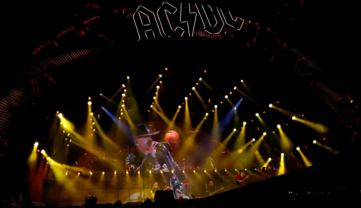 Aksi panggung band rock veteran AC/DC saat tampil dalam "Rock Or Bust World Tour" di tur konser dunia di Andalusia, Seville, Spanyol, (10/5). Axl Rose didaulat menjadi vokalis untuk tur grup hard rock, AC/DC. (REUTERS/Marcelo del Pozo)